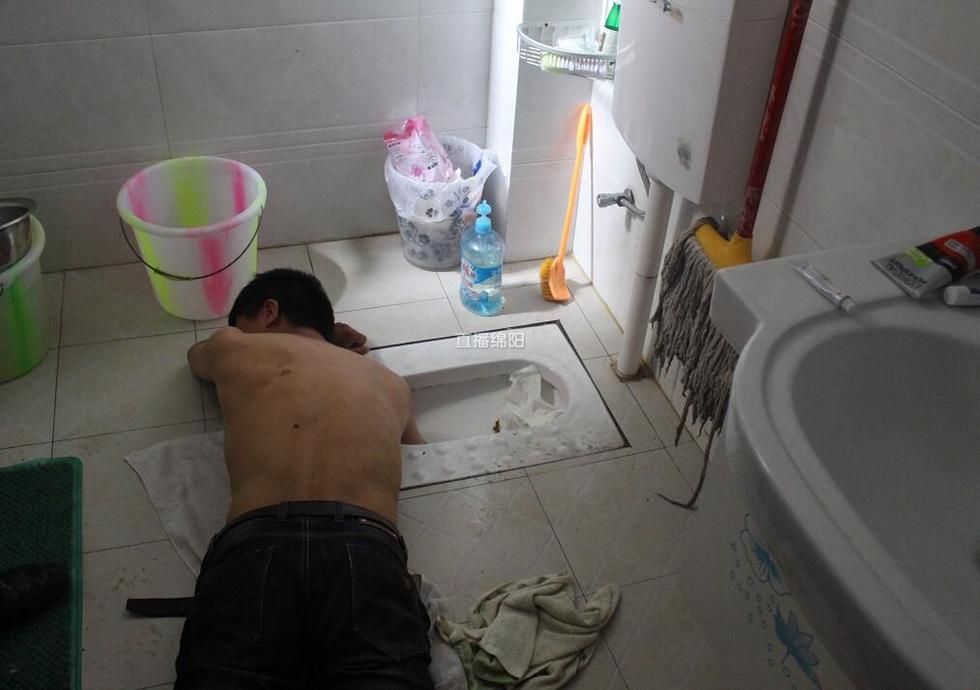手机掉进蹲坑